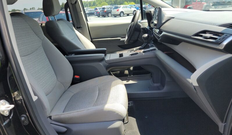 
								Toyota Sienna LE full									