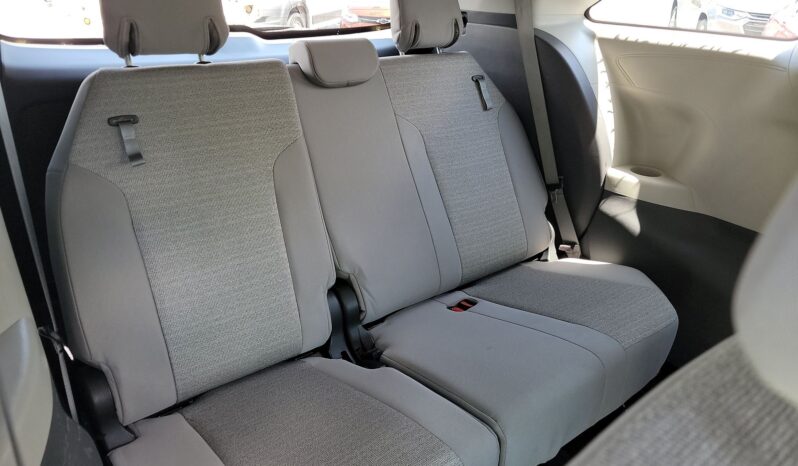 
								Toyota Sienna LE full									
