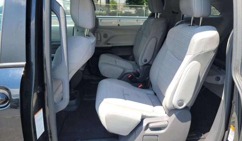 
								Toyota Sienna LE full									