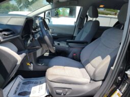 
										Toyota Sienna LE full									