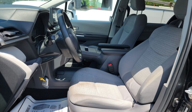 
								Toyota Sienna LE full									