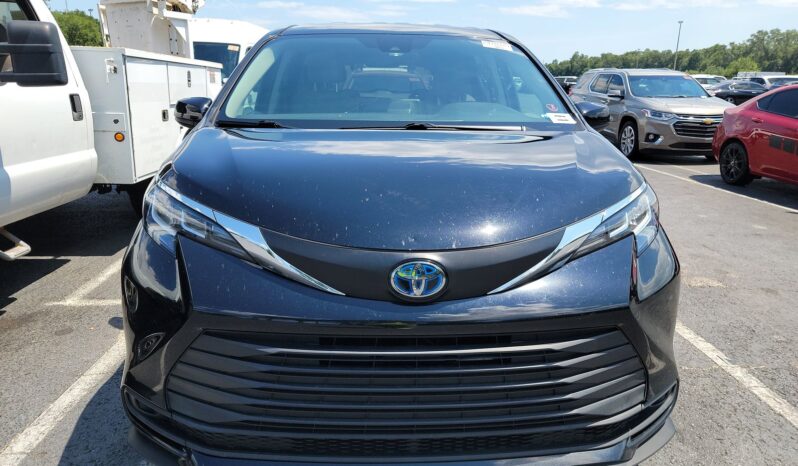 
								Toyota Sienna LE full									