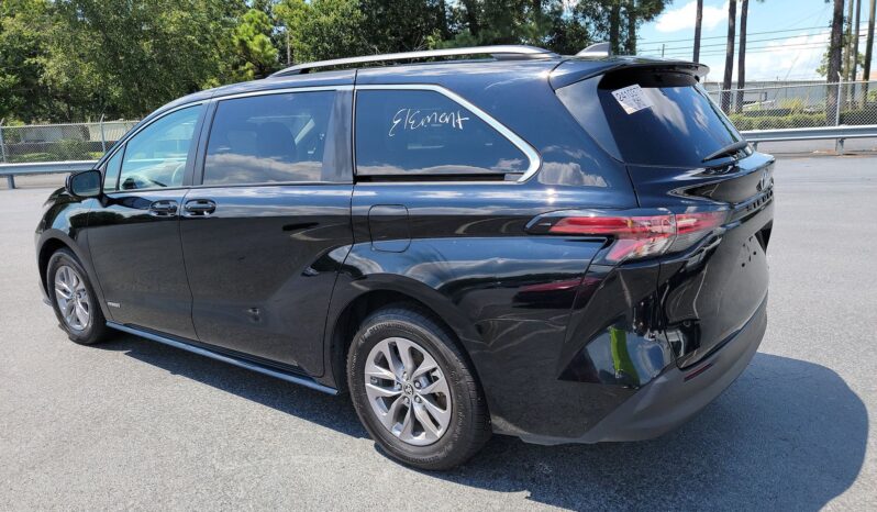 
								Toyota Sienna LE full									