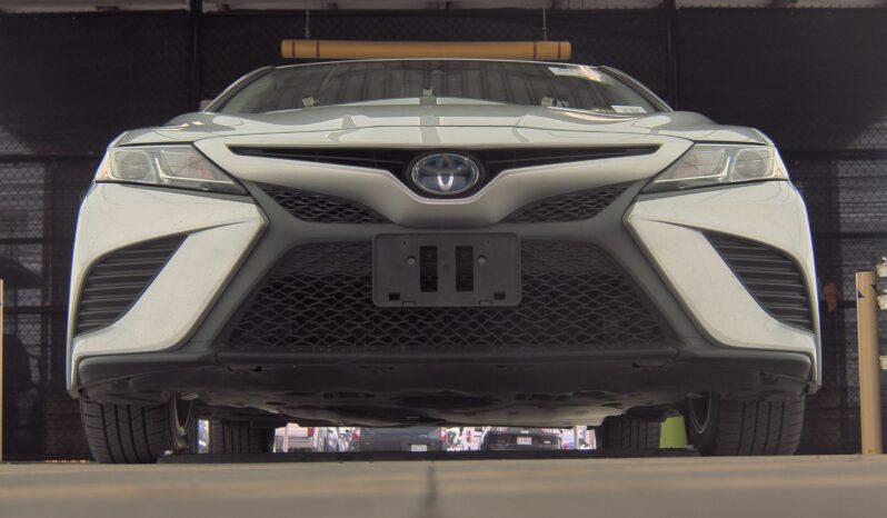 
								Toyota Camry Hybrid SE full									