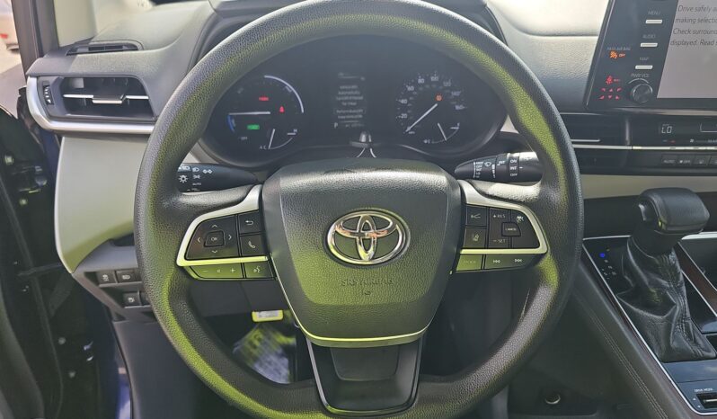 
								TOYOTA SIENNA LE full									