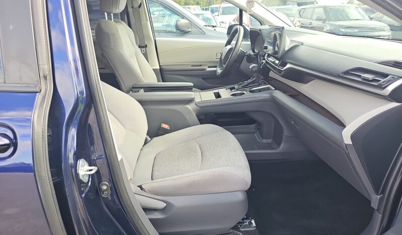 
								TOYOTA SIENNA LE full									