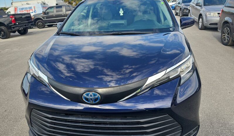 
								TOYOTA SIENNA LE full									