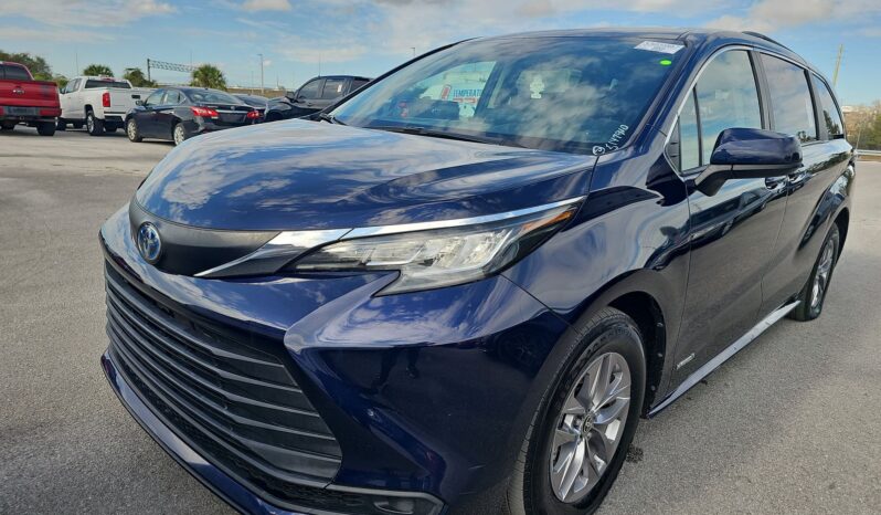 
								TOYOTA SIENNA LE full									