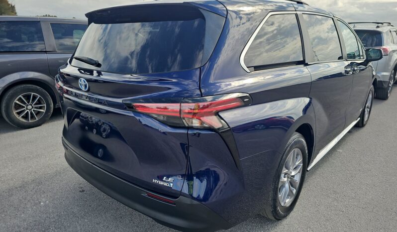 
								TOYOTA SIENNA LE full									