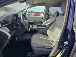 
										TOYOTA SIENNA LE full									