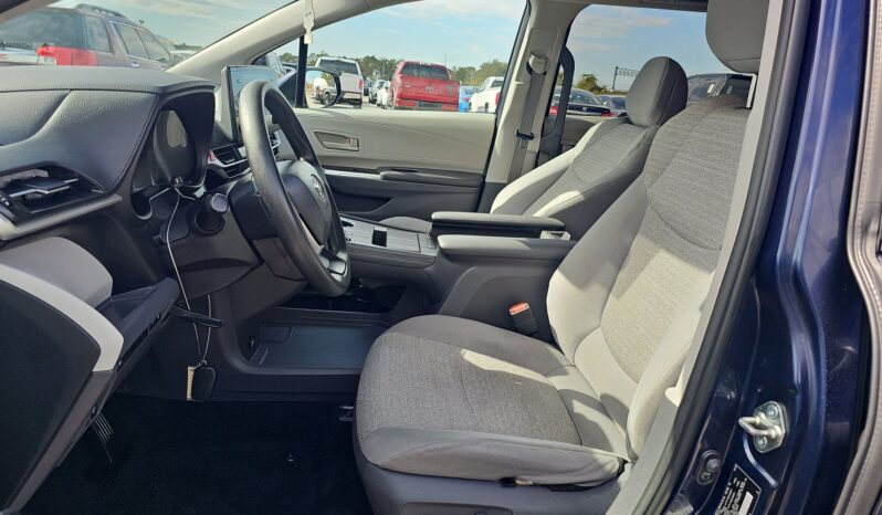 
								TOYOTA SIENNA LE full									