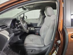
										Toyota Sienna LE full									