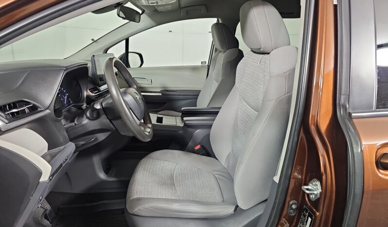 
								Toyota Sienna LE full									