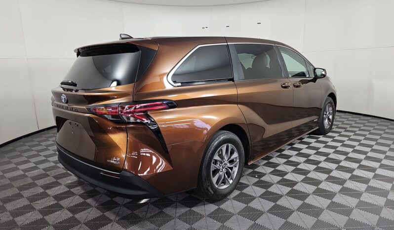 
								Toyota Sienna LE full									