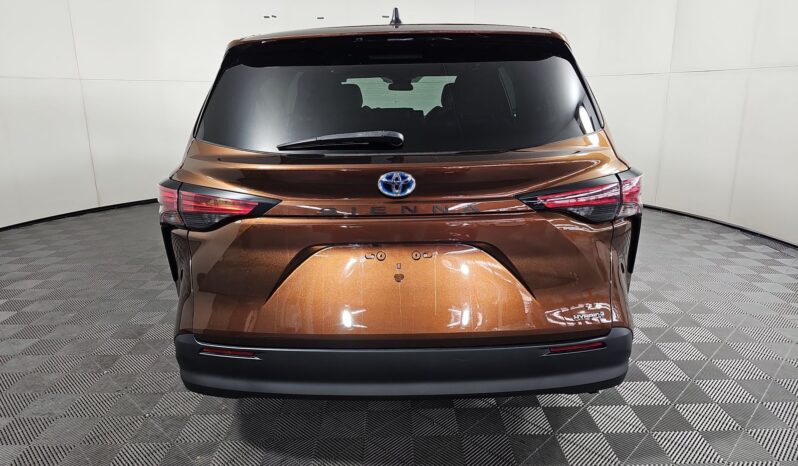 
								Toyota Sienna LE full									