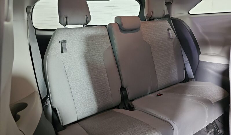 
								Toyota Sienna LE full									