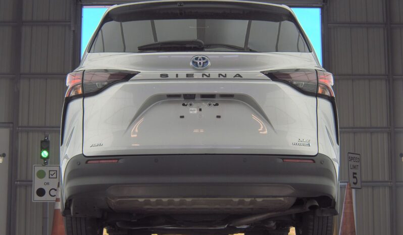 
								TOYOTA SIENNA XLE full									