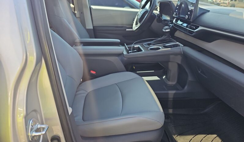 
								TOYOTA SIENNA XLE full									