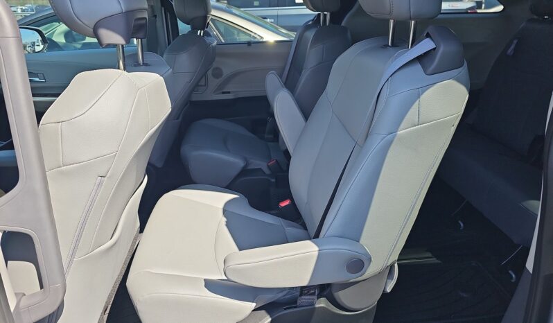 
								TOYOTA SIENNA XLE full									